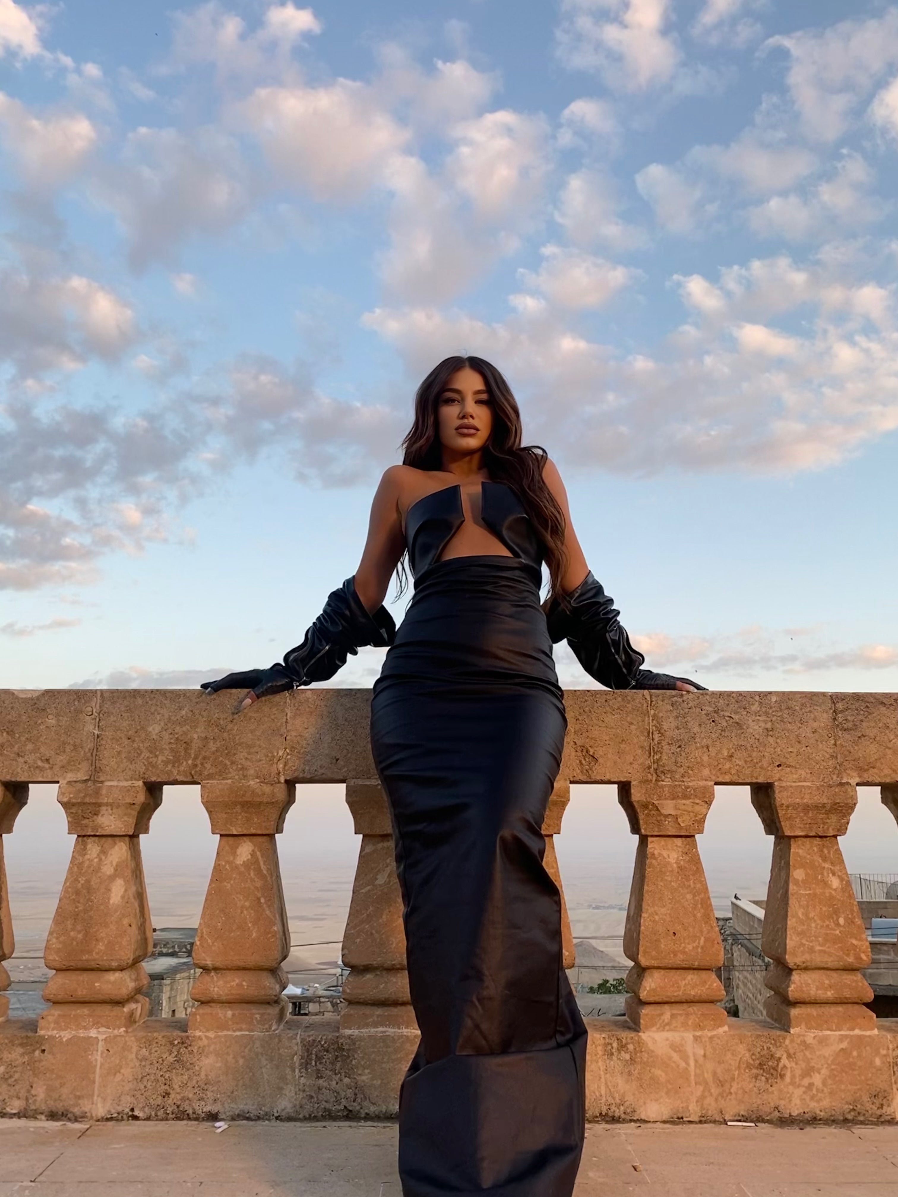 Dhurata Dora videodreh in der Türkei mit langem schwarzen rock, schwarzen crop top und schwarzen langen handschuhen gestylt von fashion stylist monda kul.