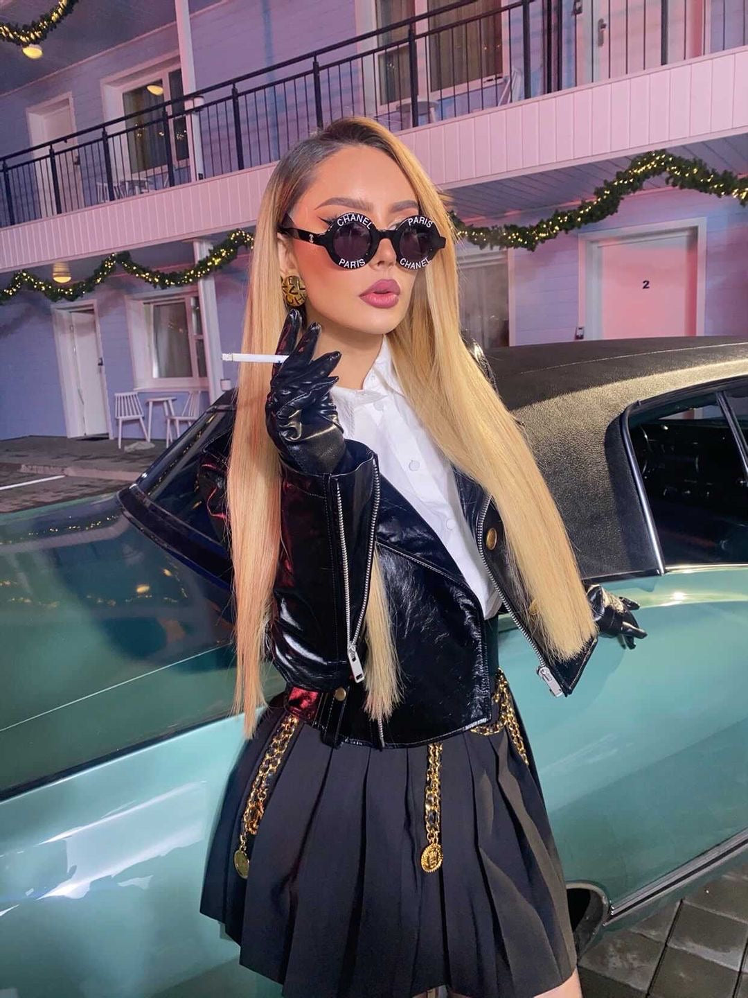 Sängerin Ilira in Channel Outfit gestylt für Musik Videodreh von fashion stylistin Monda Kul.