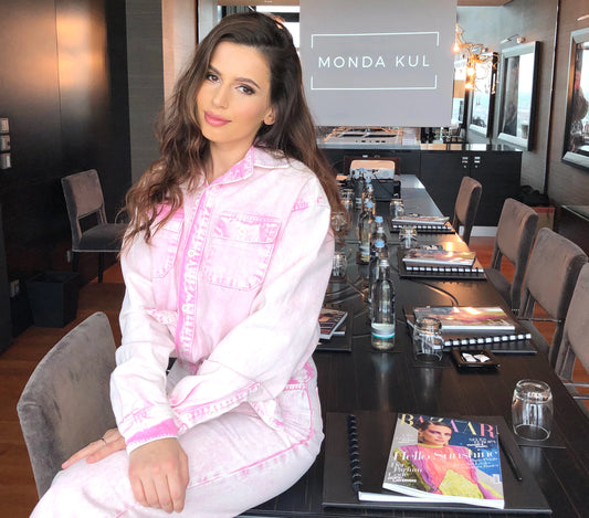 Fashion Stylistin Monda Kul in pink denim präsentiert Monda Styling Masterclass Ausbildung zum Fashion Stylist.