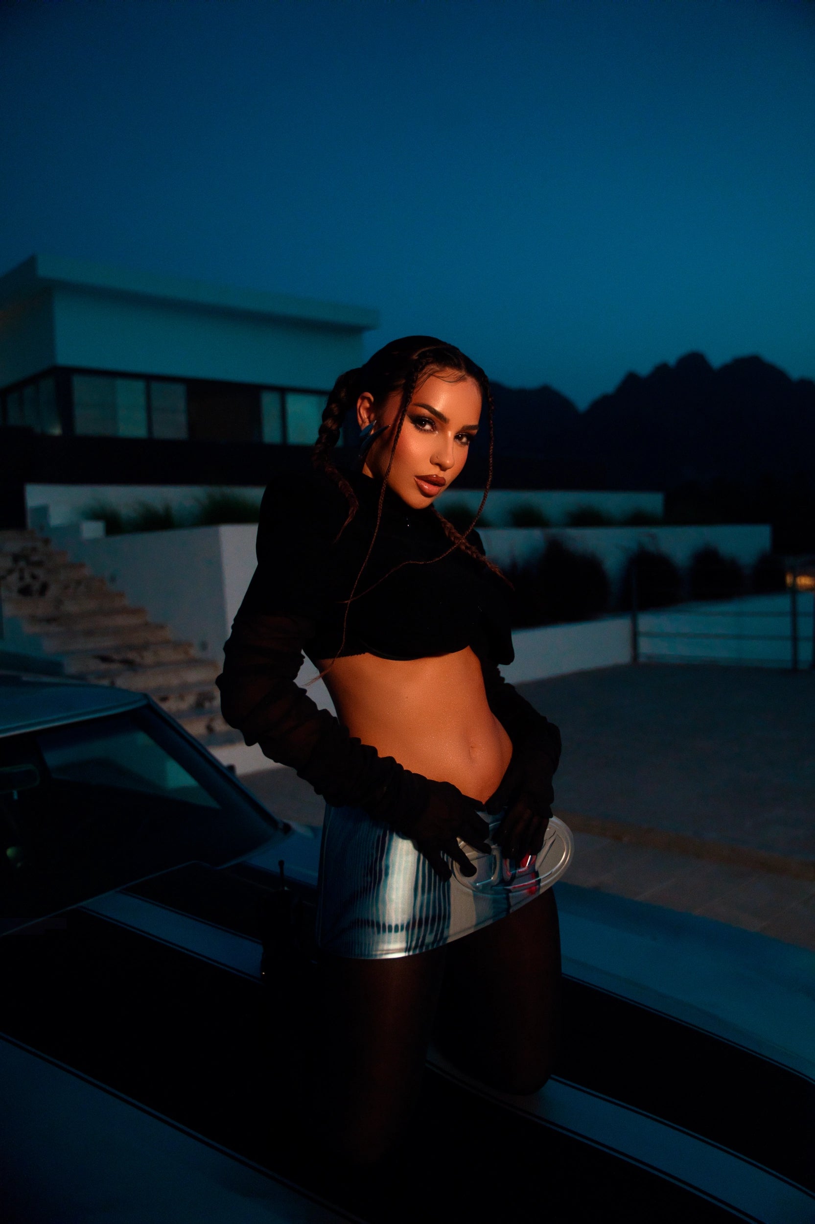Sängerin Kida vor einer Villa im schwarzen Outfit gestylt von fashion stylist Monda Kul.