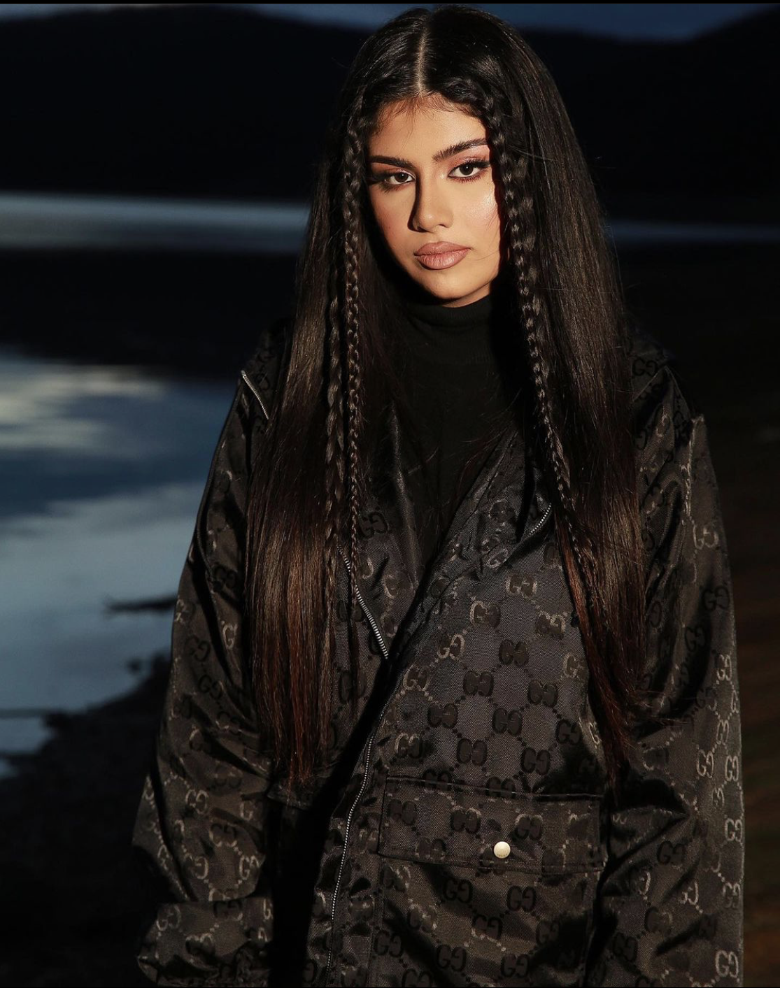 Lune all black outfit videodreh gestylt von fashion stylist Monda Kul. 